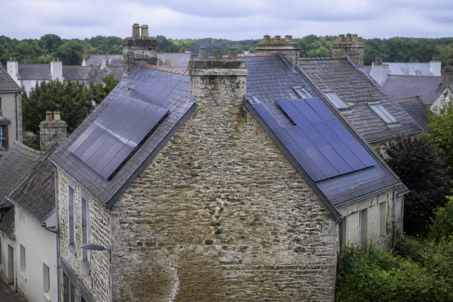 Panneaux solaires répartis sur deux pans de toiture orientés est et ouest